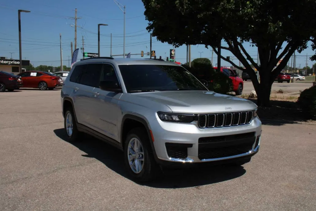 2025 Jeep Grand Cherokee Laredo Altitude photo 1