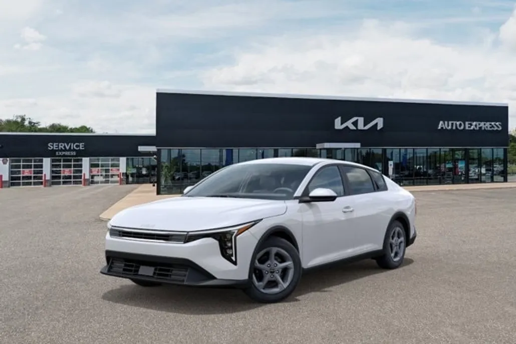 2025 Kia K4 LXS photo 1