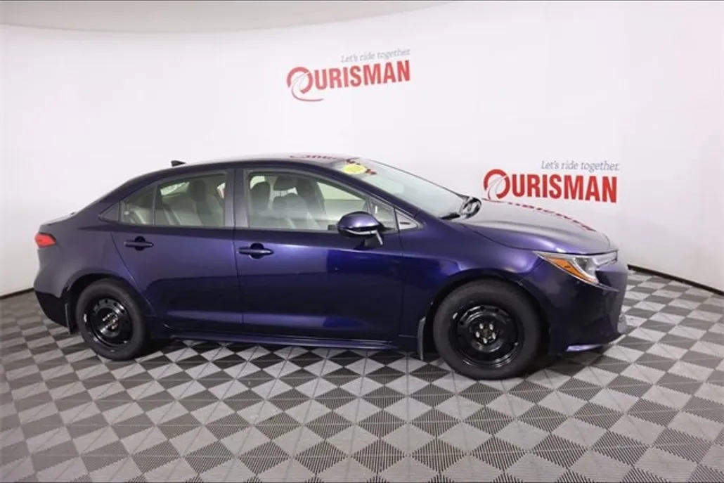 2021 Toyota Corolla LE photo 1