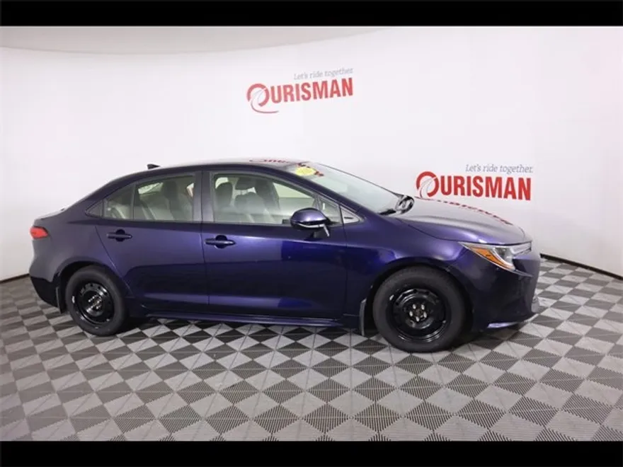 2021 Toyota Corolla LE photo 1