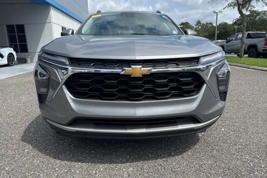 2024 Chevrolet Trax LT photo 1