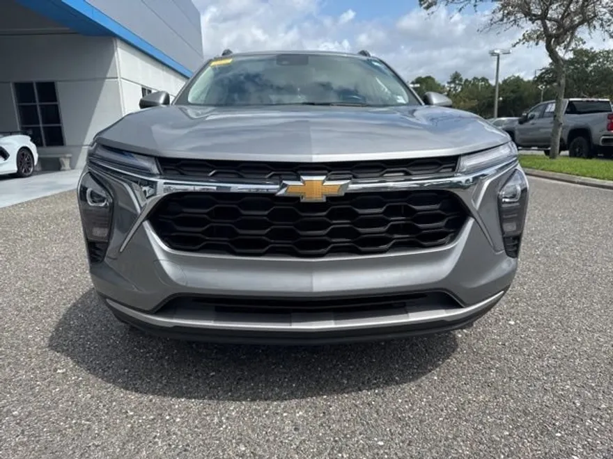 2024 Chevrolet Trax LT photo 1