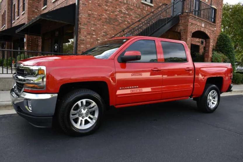2018 Chevrolet Silverado 1500 LT photo 1