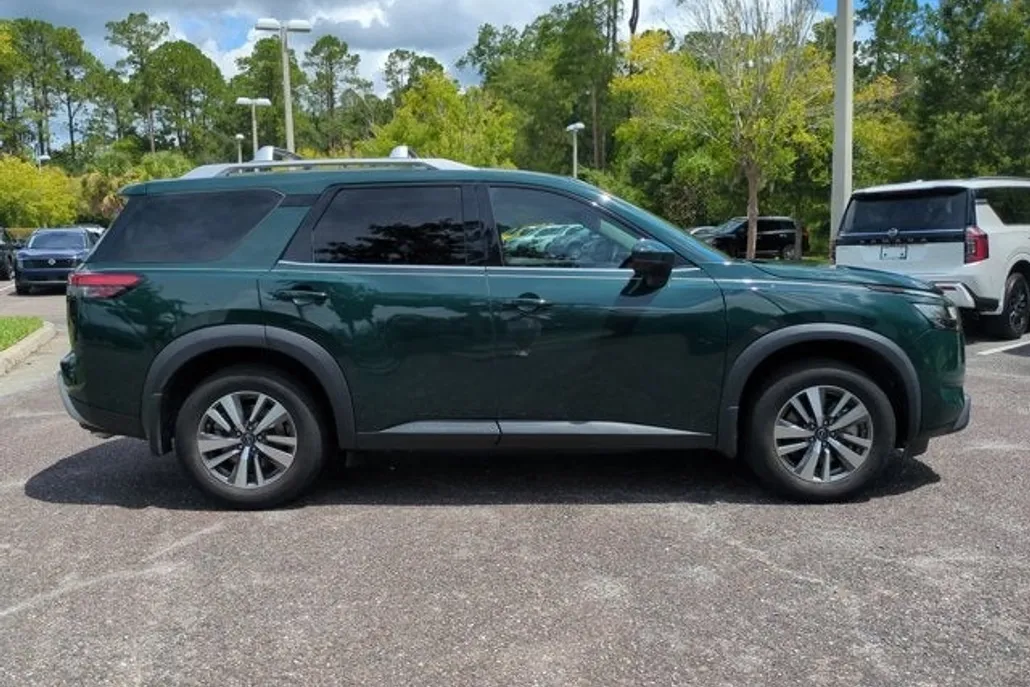 2023 Nissan Pathfinder SL photo 1