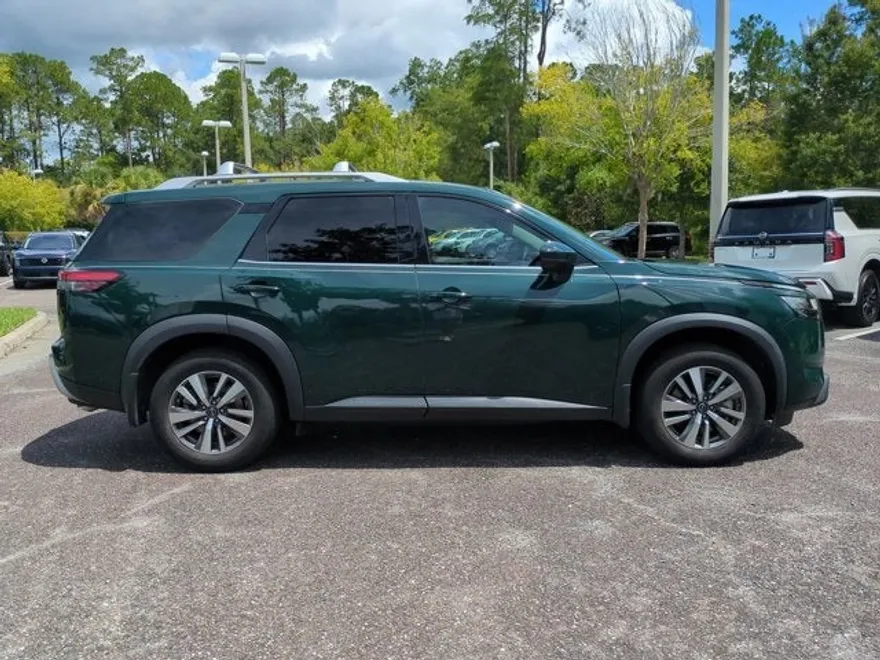 2023 Nissan Pathfinder SL photo 1