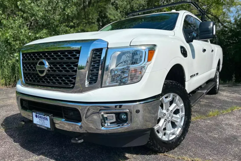 2017 Nissan Titan Crew Cab SV photo 1