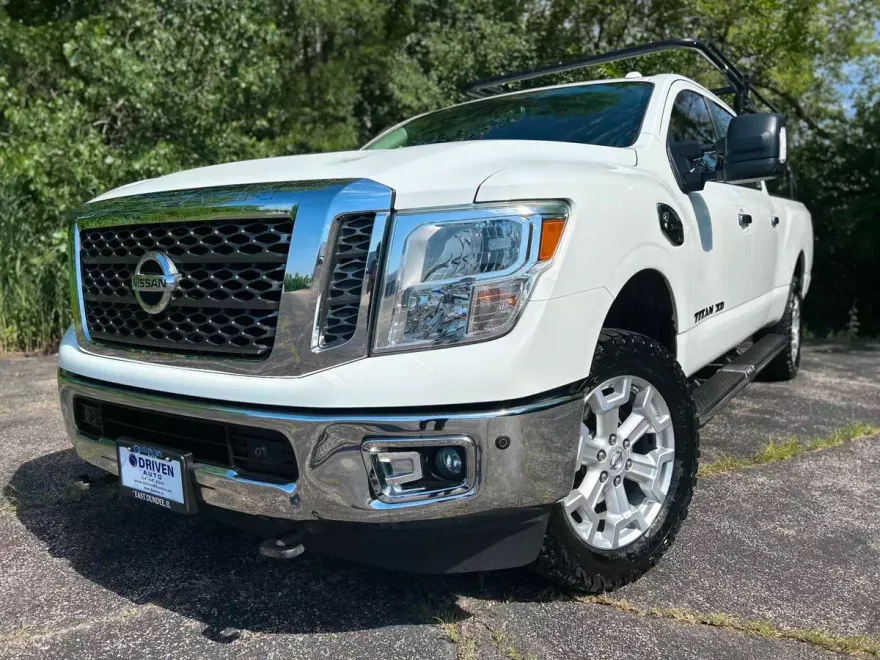 2017 Nissan Titan Crew Cab SV photo 1