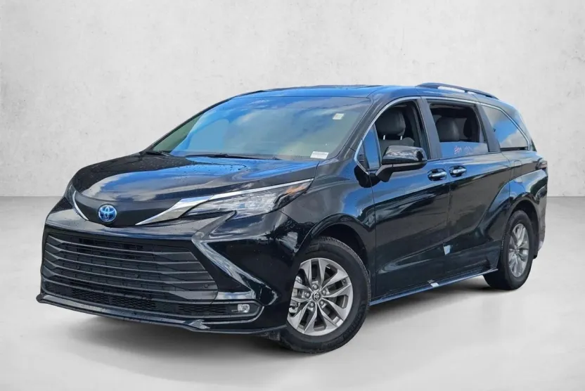 2025 Toyota Sienna XLE photo 1