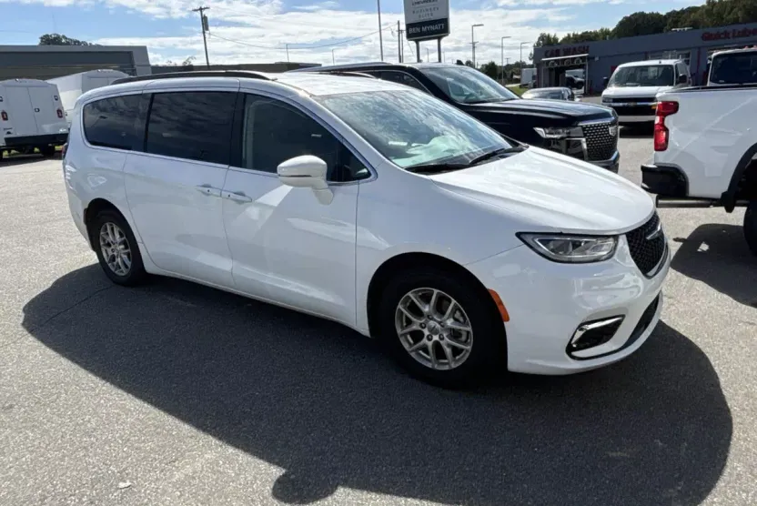2022 Chrysler Pacifica Touring L photo 1