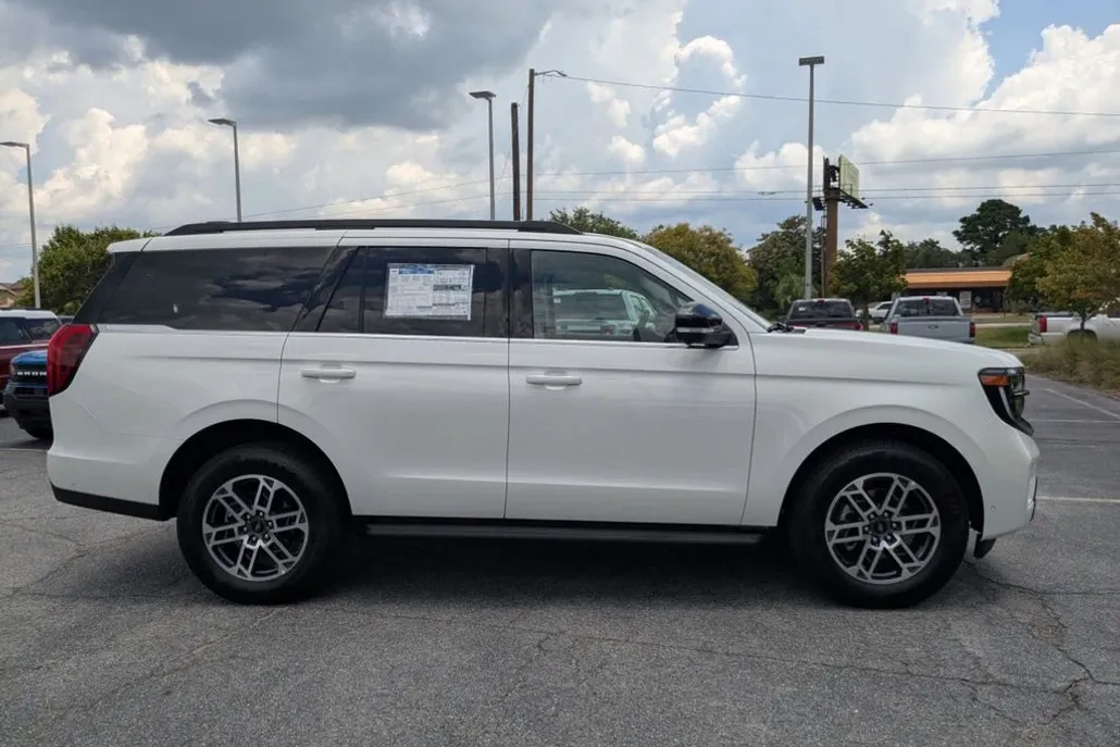 2025 Ford Expedition photo 1