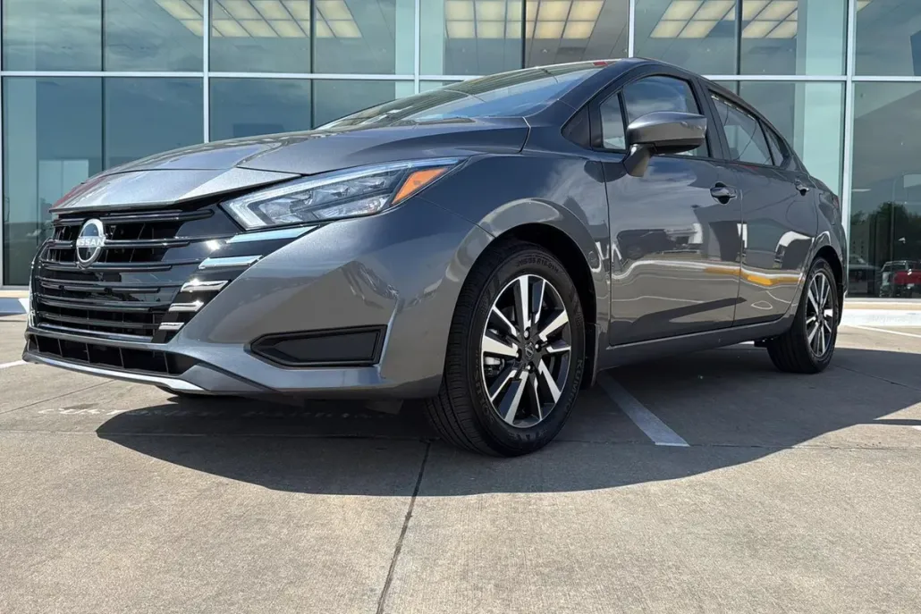 2025 Nissan Versa SV photo 1