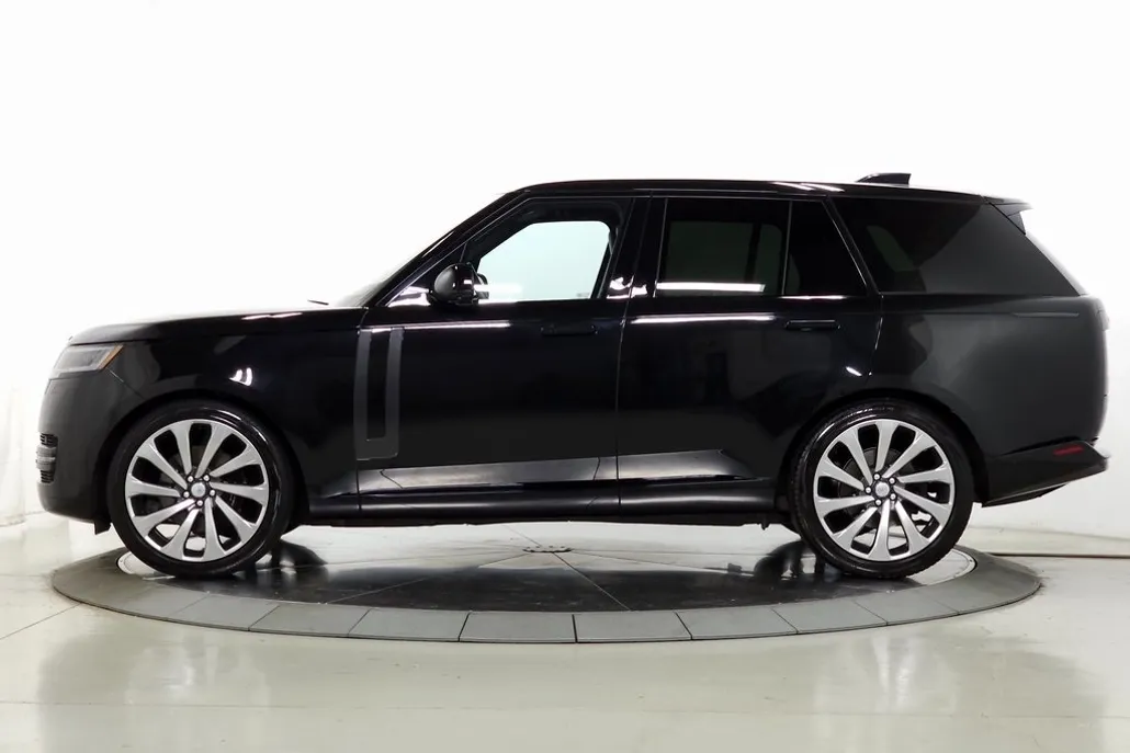 2023 Land Rover Range Rover SE photo 1