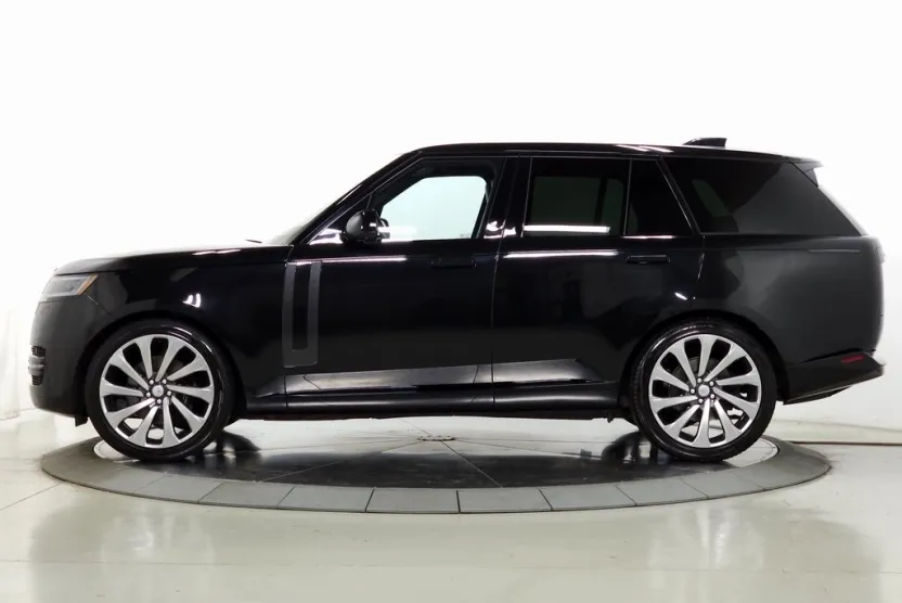 2023 Land Rover Range Rover SE photo 1