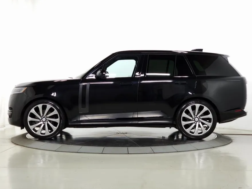 2023 Land Rover Range Rover SE photo 1