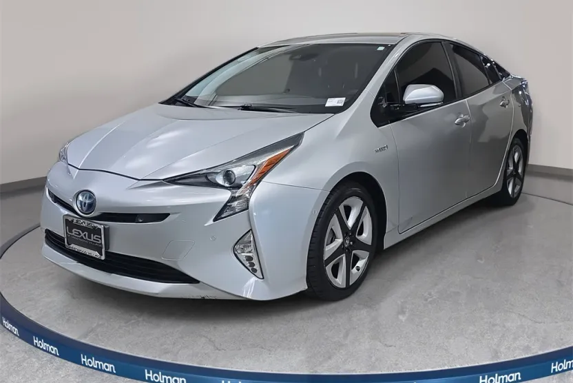 2018 Toyota Prius Three photo 1
