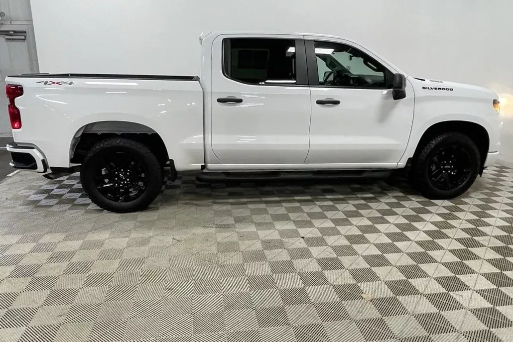 2024 Chevrolet Silverado 1500 Custom photo 1