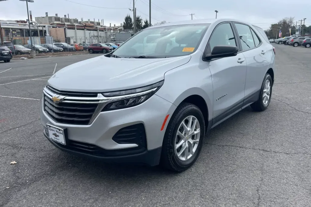 2022 Chevrolet Equinox LS photo 1