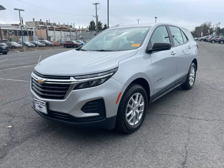 2022 Chevrolet Equinox LS photo 1