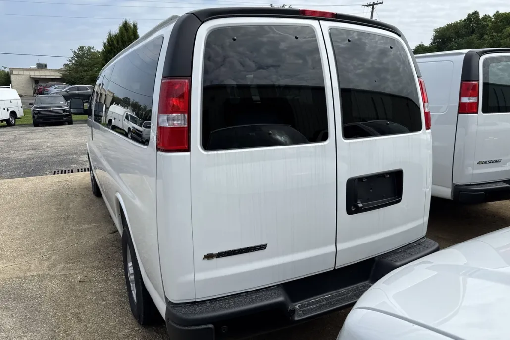 2025 Chevrolet Express Passenger 3500 photo 1