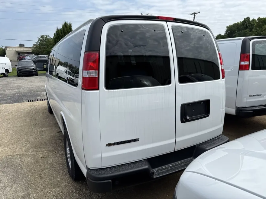 2025 Chevrolet Express Passenger 3500 photo 1