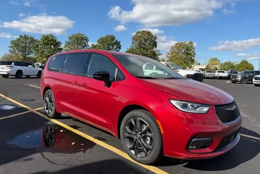 2026 Chrysler Pacifica photo 1