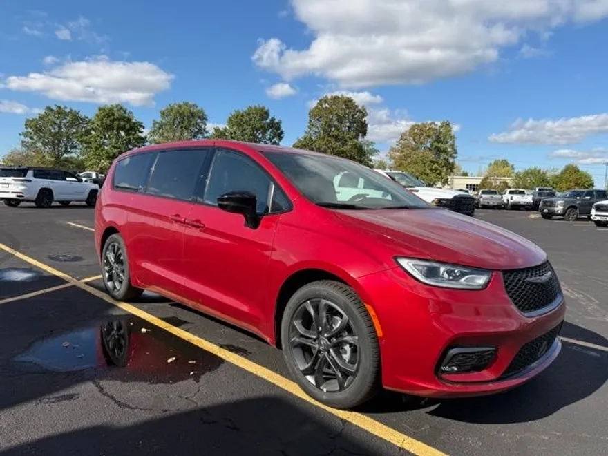 2026 Chrysler Pacifica photo 1