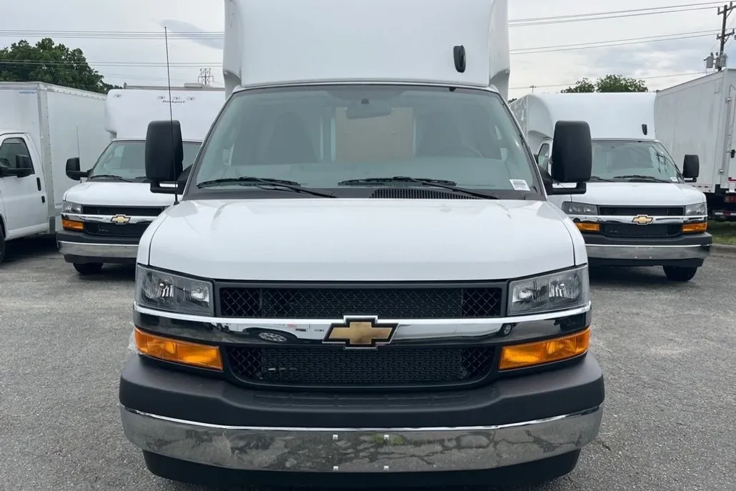 2025 Chevrolet Express Cutaway 3500 photo 1
