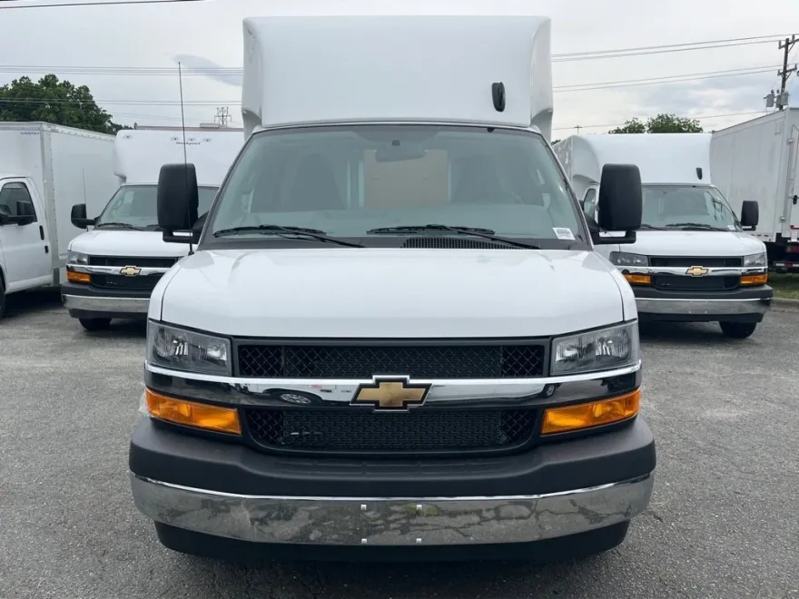 2025 Chevrolet Express Cutaway 3500 photo 1