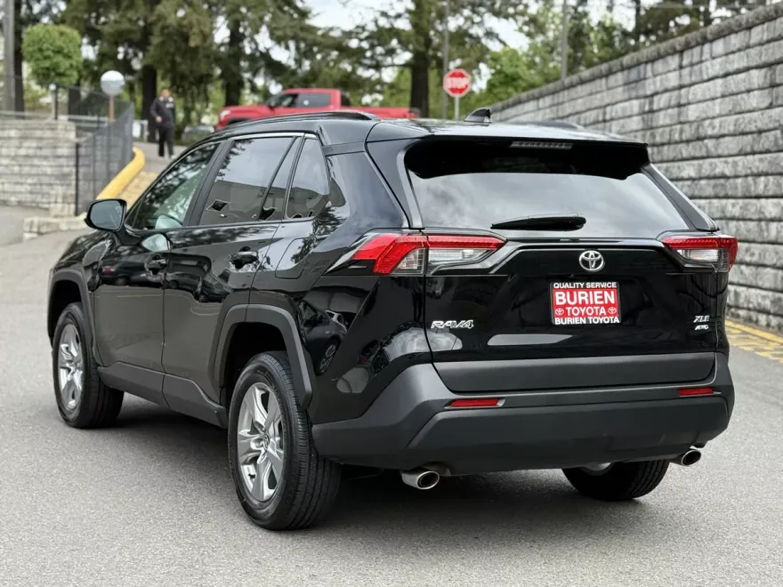 2024 Toyota RAV4 XLE photo 1