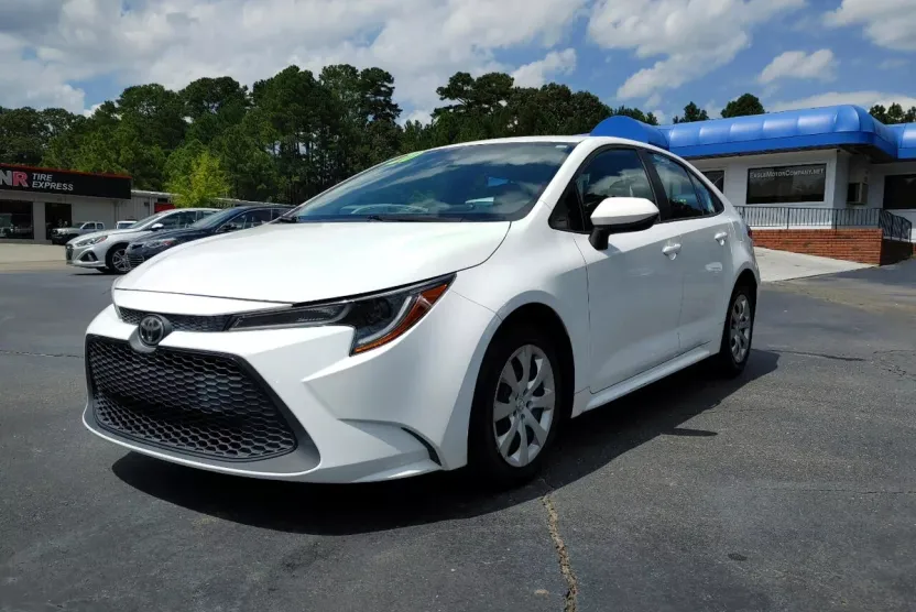 2020 Toyota Corolla LE photo 1
