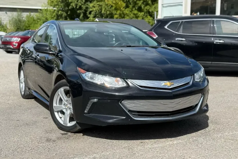 2017 Chevrolet Volt LT photo 1