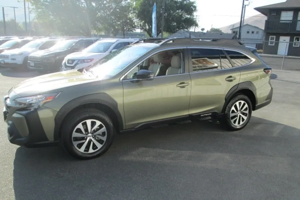 2023 Subaru Outback Premium photo 1