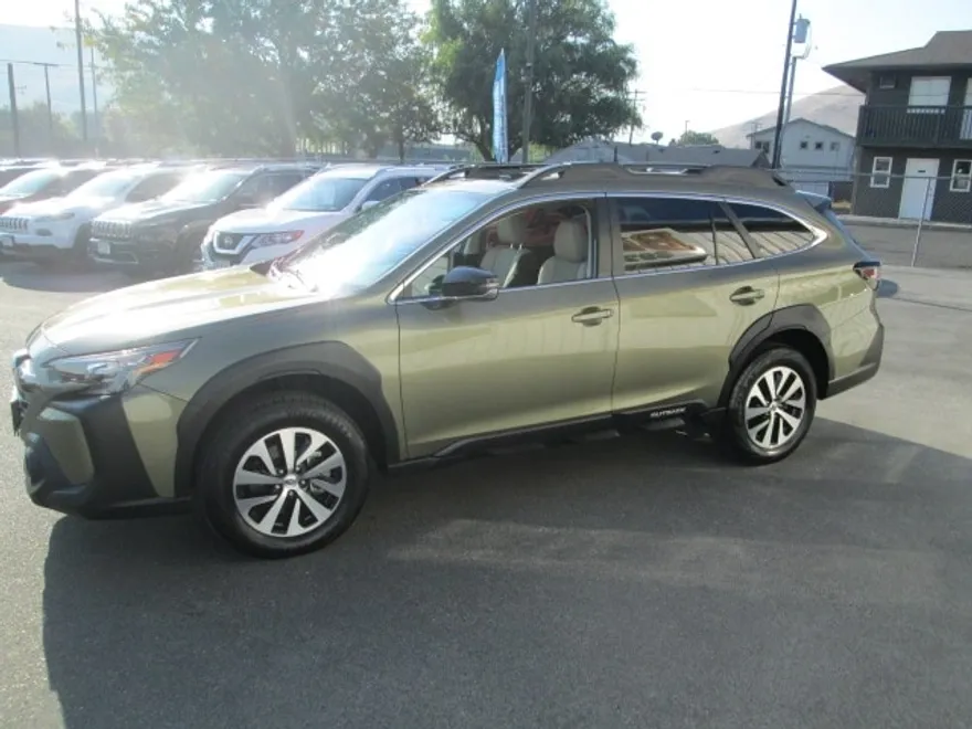 2023 Subaru Outback Premium photo 1