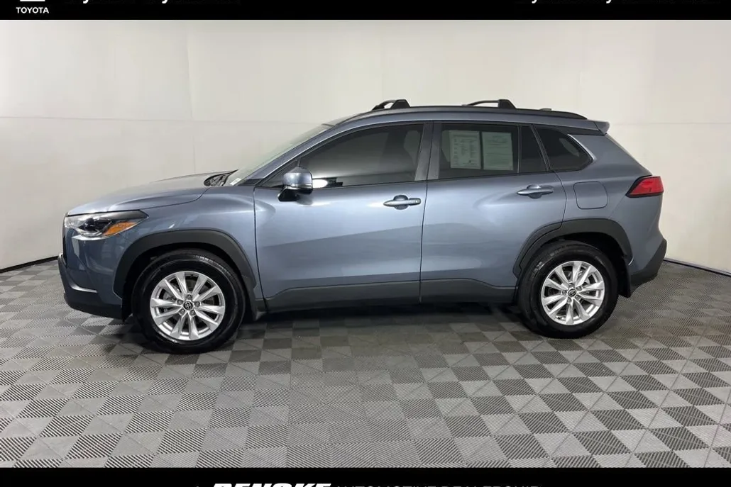 2024 Toyota Corolla Cross LE photo 1