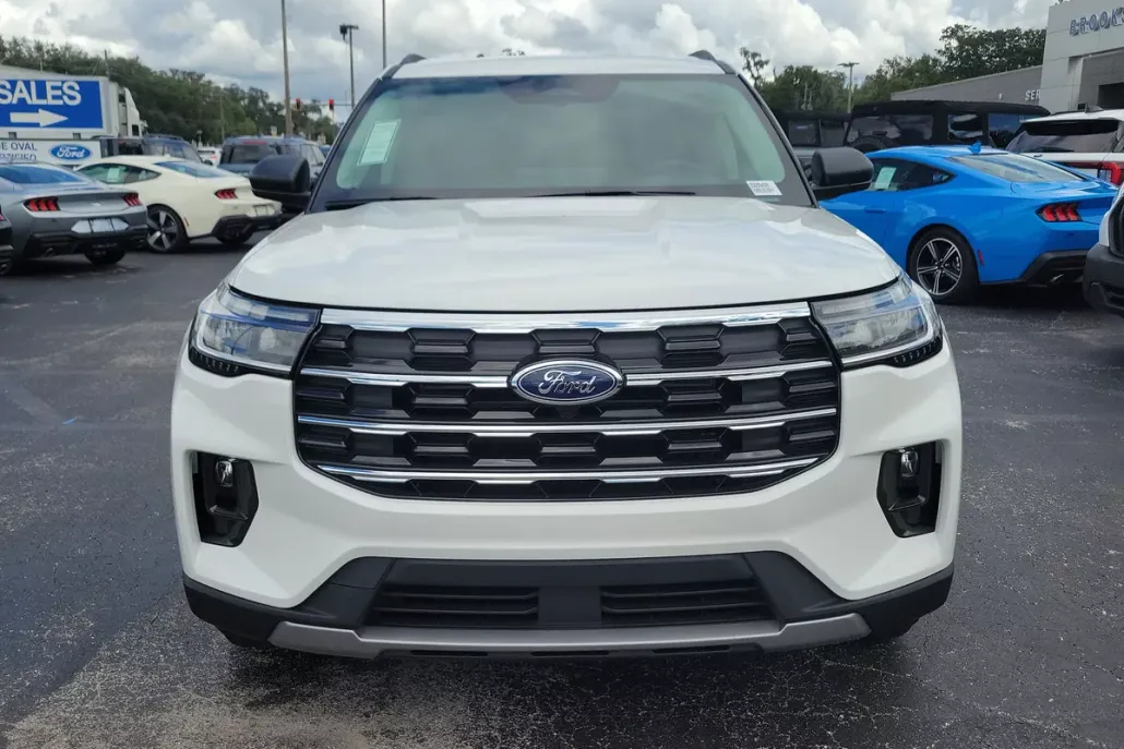2025 Ford Explorer photo 1