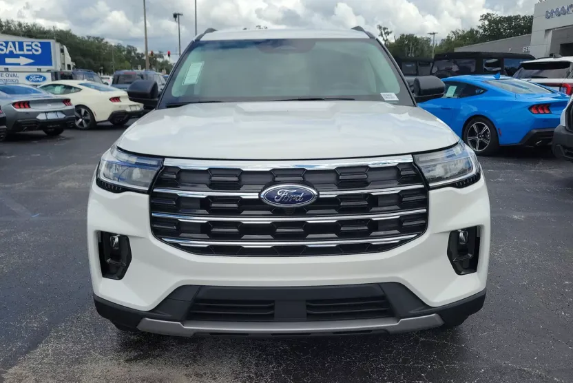 2025 Ford Explorer photo 1