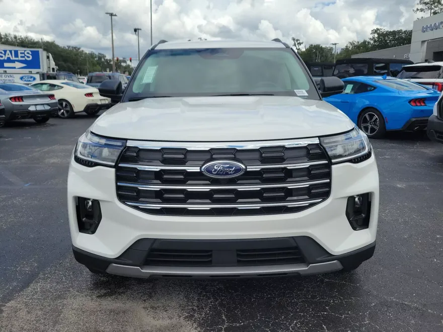 2025 Ford Explorer photo 1