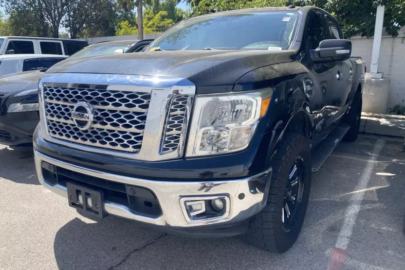 2017 Nissan Titan SV Crew Cab photo 1