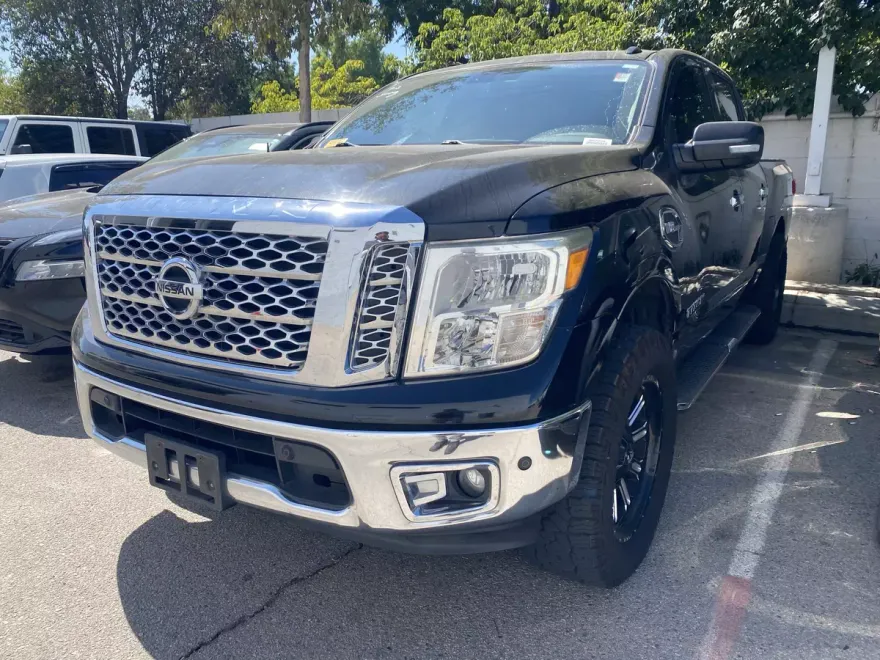 2017 Nissan Titan SV Crew Cab photo 1