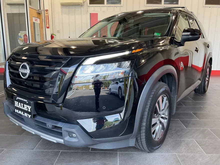 2023 Nissan Pathfinder SL photo 1