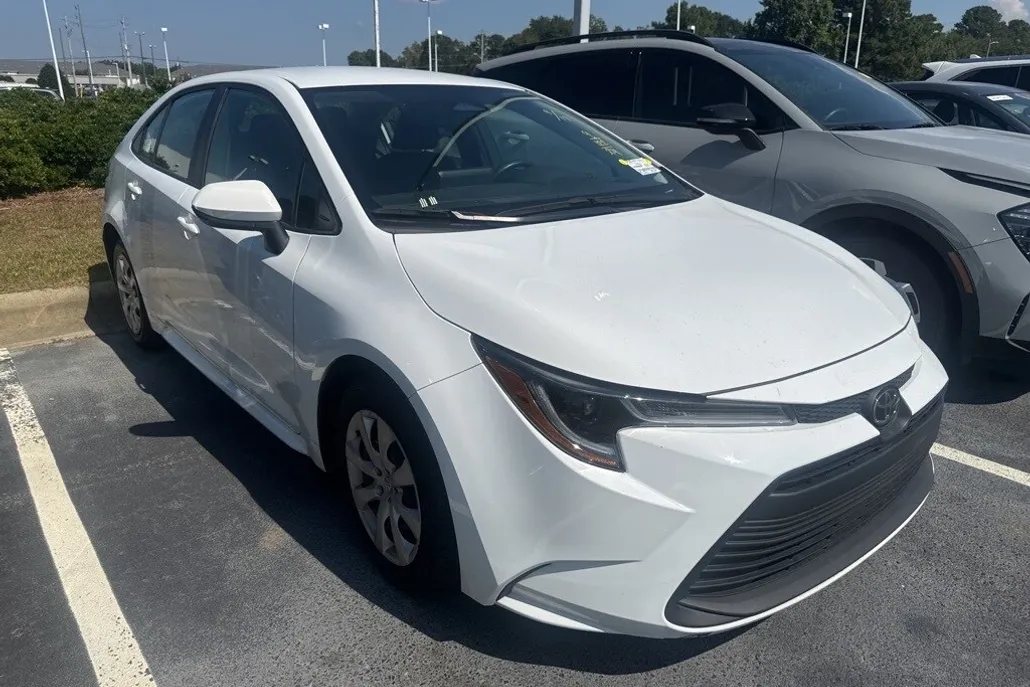 2024 Toyota Corolla LE photo 1