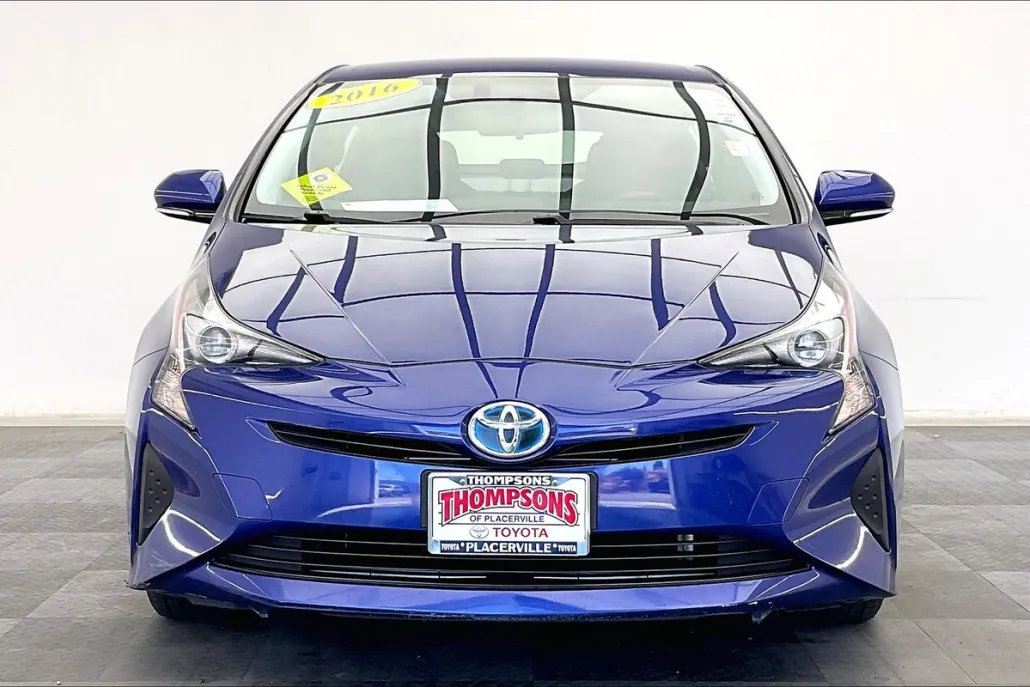 2016 Toyota Prius Three photo 1