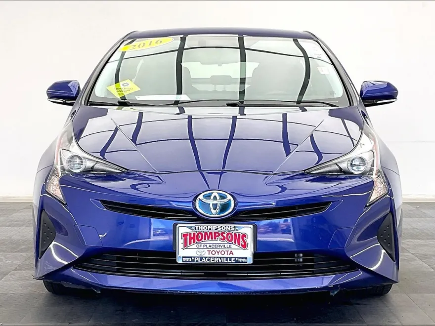 2016 Toyota Prius Three photo 1