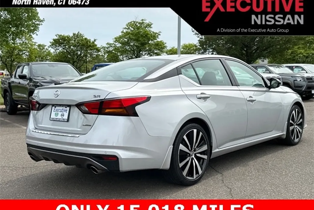 2022 Nissan Altima SR photo 1