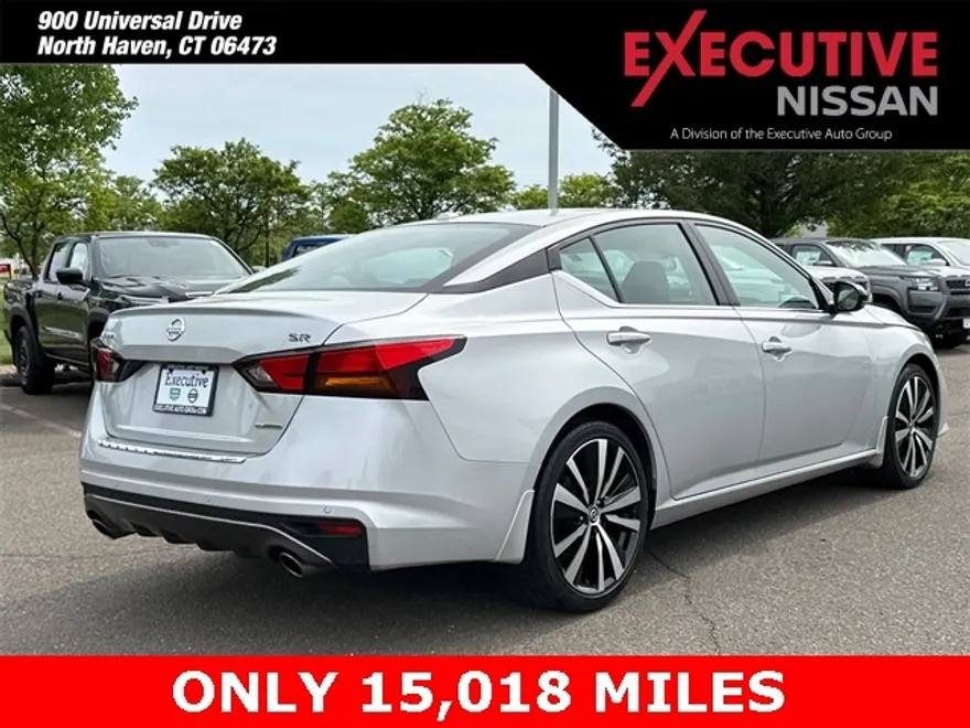 2022 Nissan Altima SR photo 1