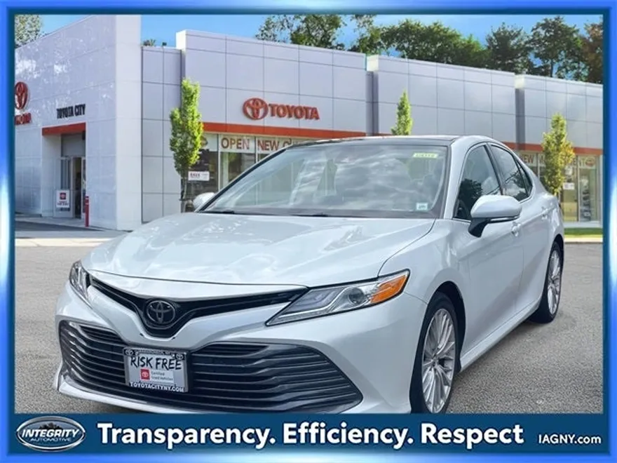 2020 Toyota Camry XLE photo 1