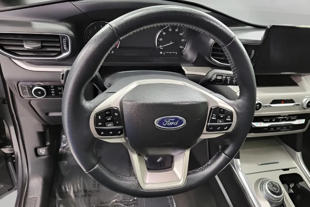 2023 Ford Explorer XLT photo 1