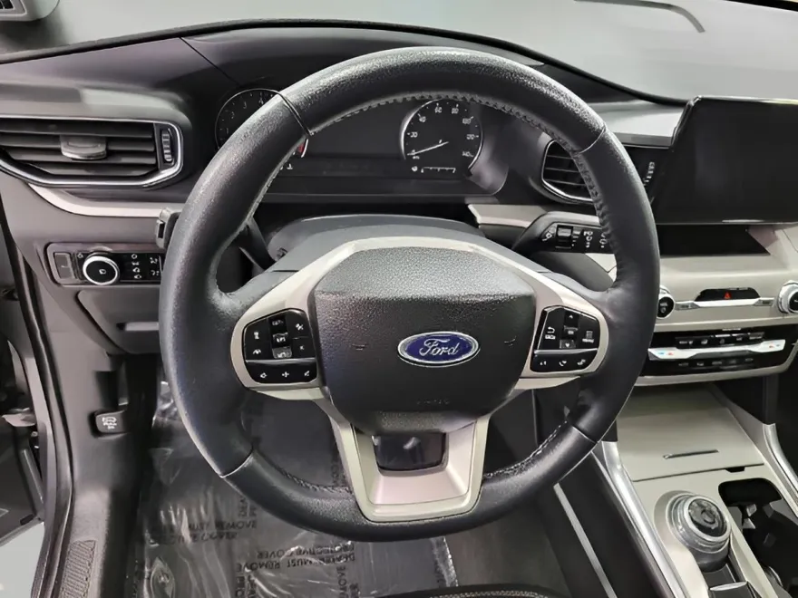 2023 Ford Explorer XLT photo 1