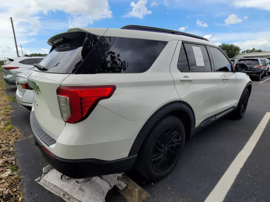 2022 Ford Explorer XLT photo 1