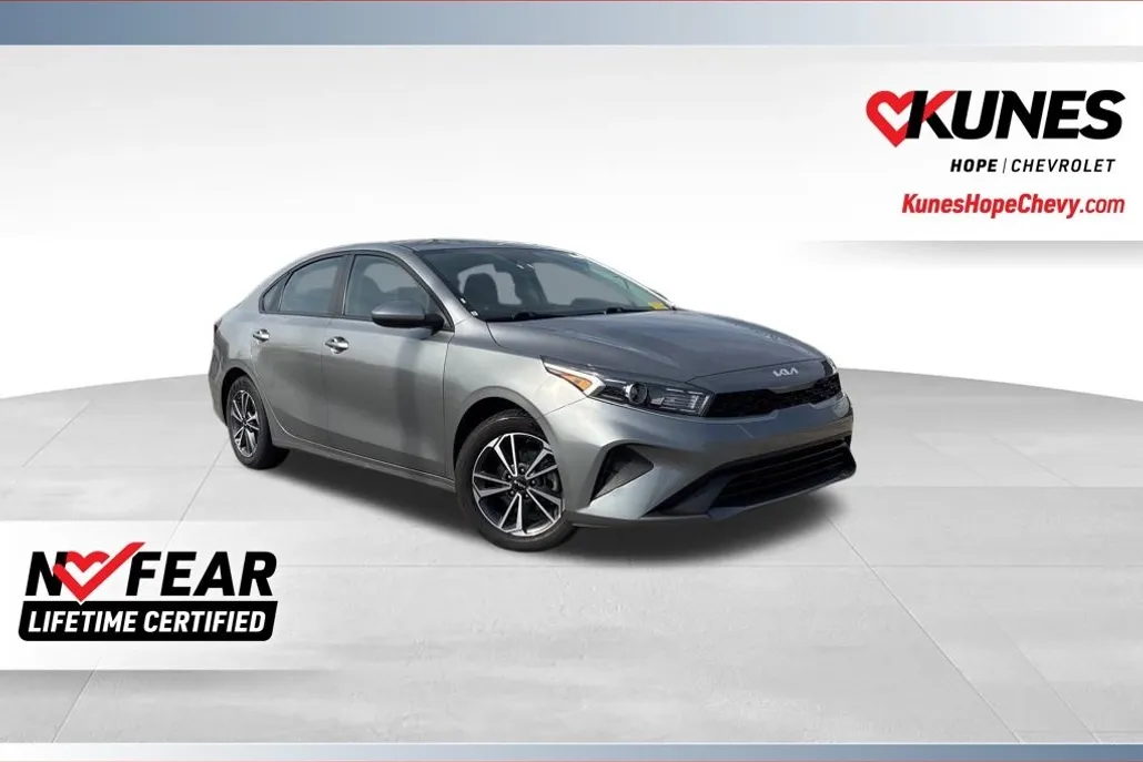 2023 Kia Forte LXS photo 1